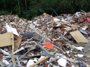 Почти 400 симферопольцев оштрафованы за незаконное складирование строительного мусора