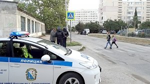Проверки водителей легковых автомобилей, перевозящих детей, проходят вблизи образовательных организаций Севастополя
