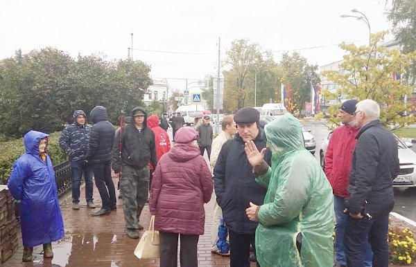 Брусчаткой по протестующим! Ульяновцы требуют отставки губернатора Морозова