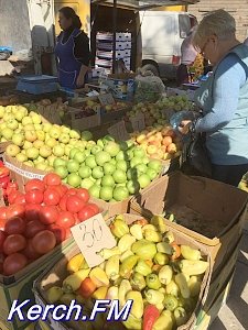 Керчане недоумевают, кто разрешил торговать рыбой и мясом перед школой Сердюка