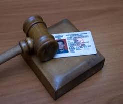 В ГАИ объяснили положения закона, касающееся изъятия водительских удостоверений у лиц, лишенных права управления автомобилем