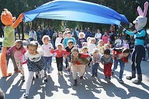 В столице Крыма дети и взрослые сдали игровой экзамен на знание ПДД