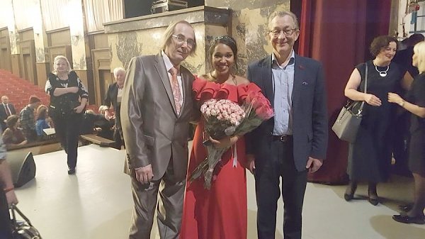 Владимир Поздняков приветствовал талантливую певицу Мари Карне на её сольном концерте