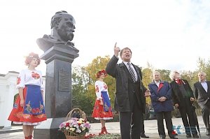 Представили украинских общественных объединений Крыма возложили цветы к памятнику Т. Г. Шевченко в столице Крыма