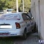 Автомобиль такси в Керчи въехал в стену здания воинской части
