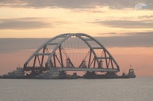 Одна из арок Керченского моста достигла фарватера