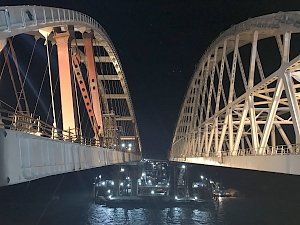 Операция по установке автодорожной арки Крымского моста на опоры продолжается третьи сутки