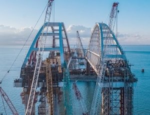 Морская операция по установке автодорожной арки Крымского моста завершена