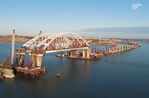 Морская операция по установке автодорожной арки Крымского моста завершена