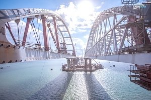 Морская операция по установке арки Крымского моста завершена