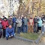 Новосибирск. Коммунисты провели осенний субботник в сквере Героев Революции