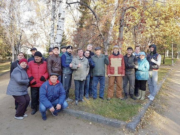 Новосибирск. Коммунисты провели осенний субботник в сквере Героев Революции