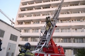 Севастопольские спасатели провели пожарно-тактические учения в здании с повышенной этажностью и массовым пребыванием людей