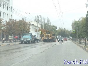 В центре Керчи вновь разрыли асфальт из-за порыва водовода