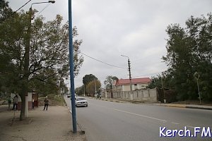 В Керчи на Чкалова начали устанавливать светодиодные плафоны уличного освещения