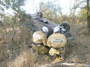 На керченской трассе машина вылетела в кювет и перевернулась