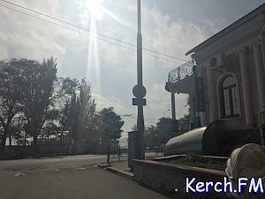 В Керчи на Театральной месяц не имеют возможность установить дорожный знак «Уступи дорогу»