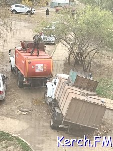 В Керчи мусоровоз застрял в оставленной коммунальными службами яме