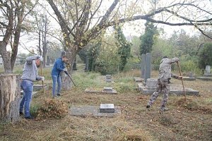 Крымские ополченцы провели уборку на Старом Русском кладбище