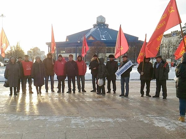 Тюменские коммунисты провели пикет против введения налога на имущество