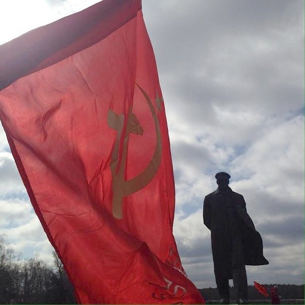 В Ленинском районе Московской области коммунисты провели субботник у памятника Шагающий Ленин