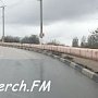 В Керчи коммунальщики провели субботник на пешеходной дорожке на Горьковском мосту