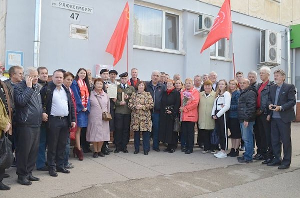 Коммунисты и комсомольцы торжественно вскрыли капсулу с посланием комсомольцев 1967 года