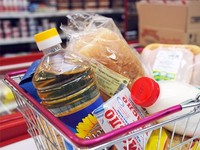 Общественники оказали помощь продуктами ста семьям Ялты и Алушты