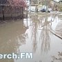 В Керчи дождь затопил жилой двор