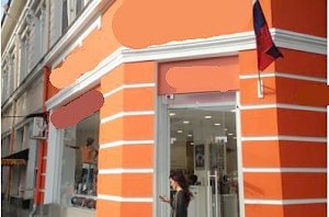 Исторический фасад старинного здания в центре Симферополя предприниматель изуродовал рекламой смартфонов