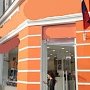 Исторический фасад старинного здания в центре Симферополя предприниматель изуродовал рекламой смартфонов