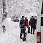 Спасатели вытаскивали из снега микроавтобус с людьми