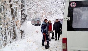 Автобус с 18 пассажирами застрял в снегу на Чатыр-Даге