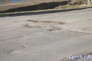 Керчане объезжают ямы на дороге на Верхнем Солнечном по встречке