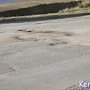 Керчане объезжают ямы на дороге на Верхнем Солнечном по встречке