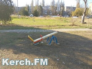 В Керчи вандалы разломали детскую площадку
