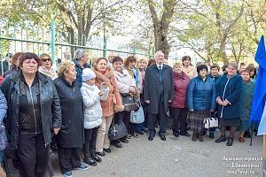 Евпаторийские студенты вскрыли заложенную полвека назад капсулу с посланием советских школьников