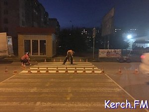 В Керчи продолжают наносить пешеходные переходы размеченные холодным пластиком