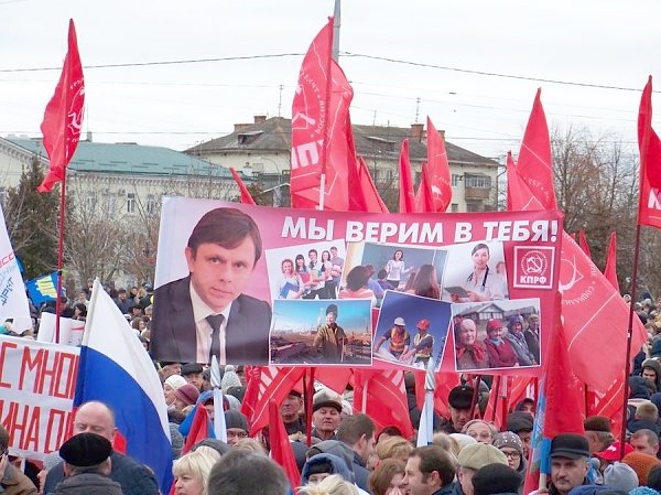 Орловские коммунисты участвовали в праздничном шествии и митинге