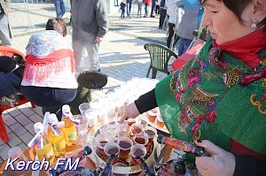 Керчанам раздали чай, сладкую води и национальную выпечку