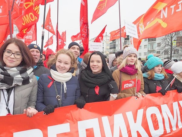Свердловские коммунисты отметили 100-летие Октября многотысячным шествием и мощным концертом