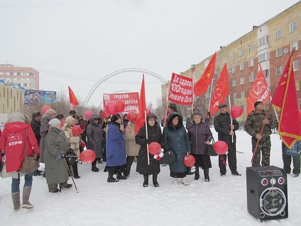 Ямало-Ненецкий АО. В Новом Уренгое состоялись демонстрация и митинг в честь 100-летия Октября