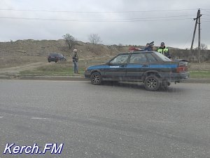 В Керчи машина сотрудников правоохранительных органов врезалась в бордюр