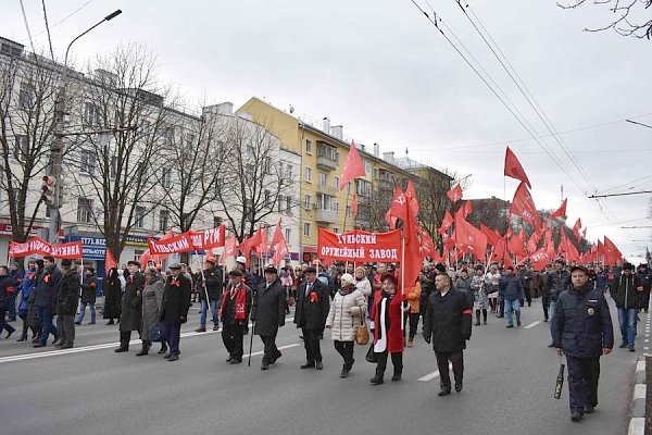 Рабочая Тула отметила столетие Великого Октября массовой демонстрацией