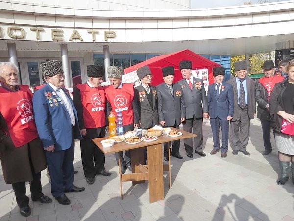 Коммунисты провели праздничную акцию в центре Нальчика