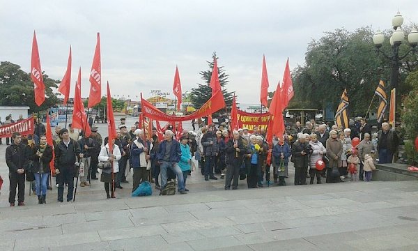 Коммунисты и жители Ялты отметили 100-летие Великой Октябрьской социалистической революции