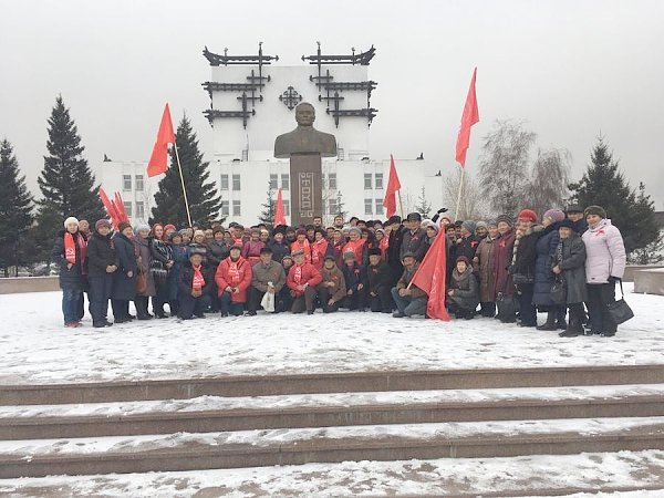 Тувинские коммунисты отметили юбилей Великого Октября концертом и митингом