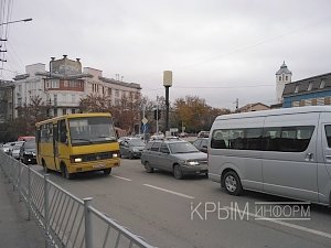 Светофоры на пересечении улиц Воровского и Шмидта в столице Крыма отключены из-за жалоб горожан