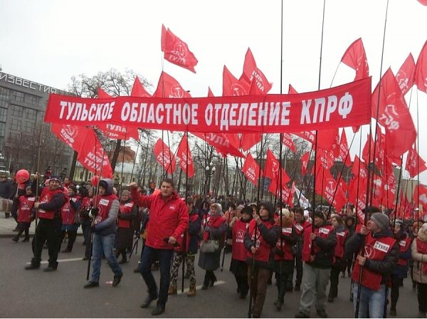 Тульские коммунисты участвовали в праздничной демонстрации в честь 100-летия Великого Октября в Москве