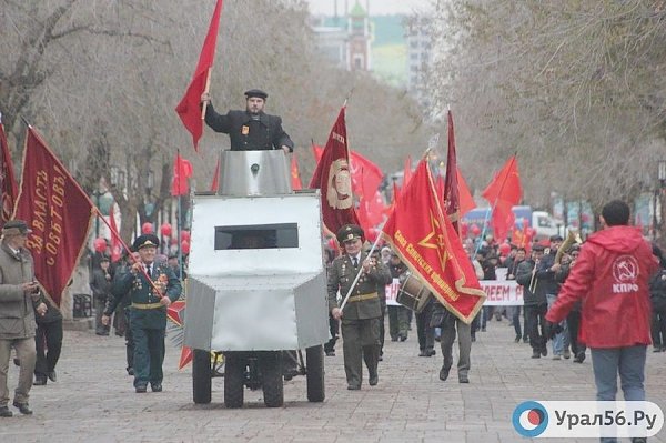 Оренбургские коммунисты изготовили броневик и проехали на нем по улицам областного центра